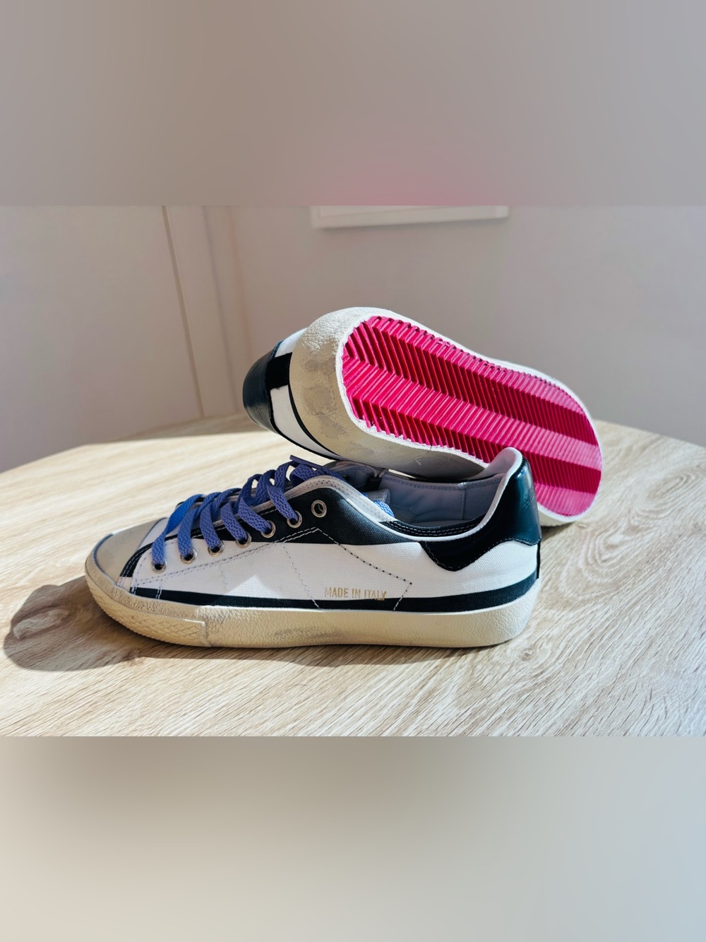 Hidnander Sneakers in White & Blue with Red Outsole, size 39EU